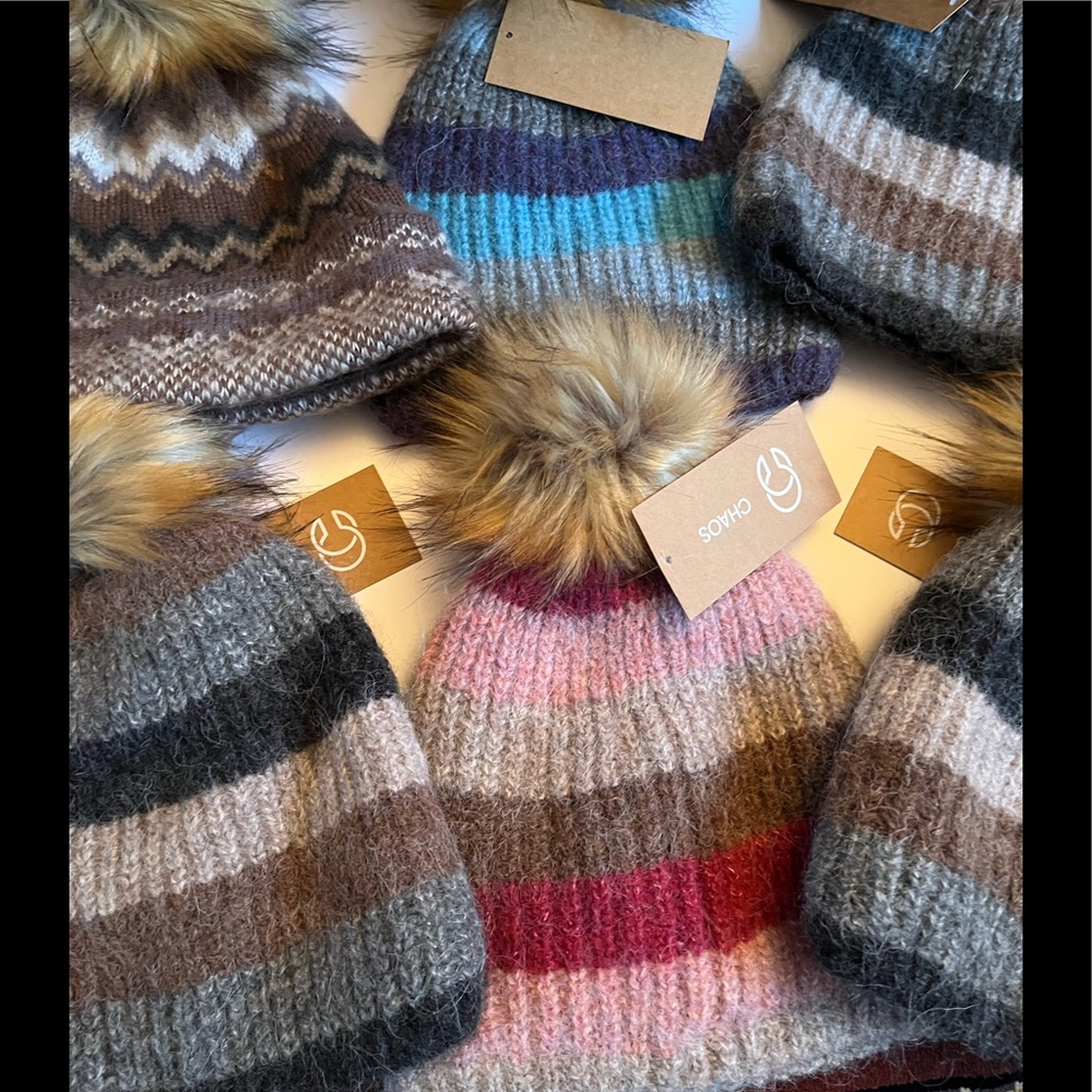 Stripe Chaos Fleece Woman Hat with faux fur Pom Pom